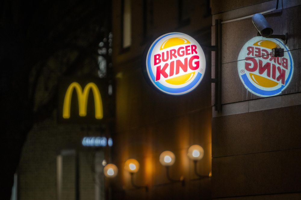 As franquias de fast food são as que mais ganharam novas unidades, principalmente das concorrentes McDonald's e Burger King. Ambas estão entre as 5 maiores operadoras do país. Foto: Unsplash. As franquias de fast food são as que mais ganharam novas unidades, principalmente das concorrentes McDonald's e Burger King. Ambas estão entre as 5 maiores operadoras do país. Foto: Unsplash.