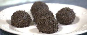Fácil e diferente: aprenda a fazer brigadeiro de cerveja preta Foto: Alison Martins / Gazeta do Povo
