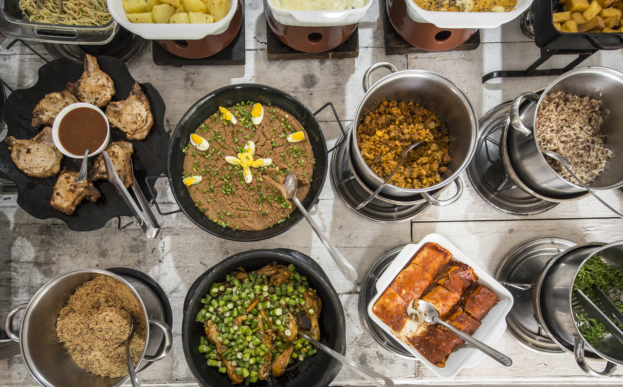 Parte dos pratos quentes de uma quarta-feira no Dedo de Moça: tutu, bisteca, panqueca recheada, galinha com quiabo e feijoada. Foto: Letícia Akemi/Bom Gourmet Parte dos pratos quentes de uma quarta-feira no Dedo de Moça: tutu, bisteca, panqueca recheada, galinha com quiabo e feijoada. Foto: Letícia Akemi/Bom Gourmet