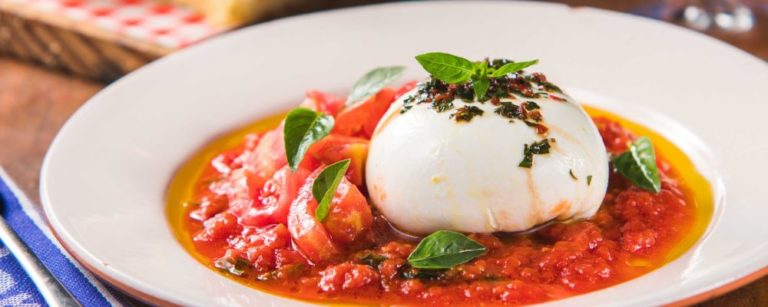 Burrata da Mozzarellart, feita com leite de Witmarsum, e tomates de Jandaia do Sul, ambos municípios paranaenses. Azeite de oliva e farinha de trigo da focaccia são importadas da Itália. Foto: Divulgação
