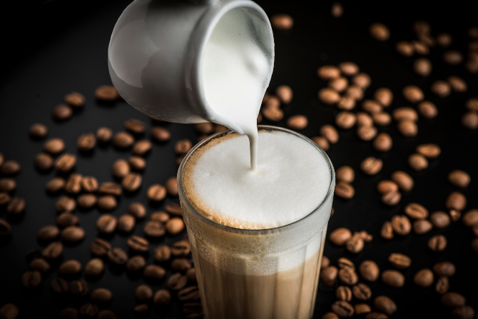 O tipo do leite, a qualidade do café e o método de extração
contribuem para uma bebida mais saborosa e cremosa. Foto: Letícia Akemi/ Gazeta do Povo. O tipo do leite, a qualidade do café e o método de extração
contribuem para uma bebida mais saborosa e cremosa. Foto: Letícia Akemi/ Gazeta do Povo.
