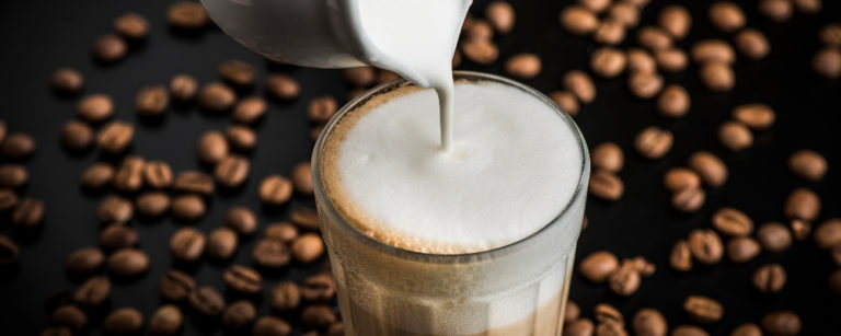 O tipo do leite, a qualidade do café e o método de extração
contribuem para uma bebida mais saborosa e cremosa. Foto: Letícia Akemi/ Gazeta do Povo.