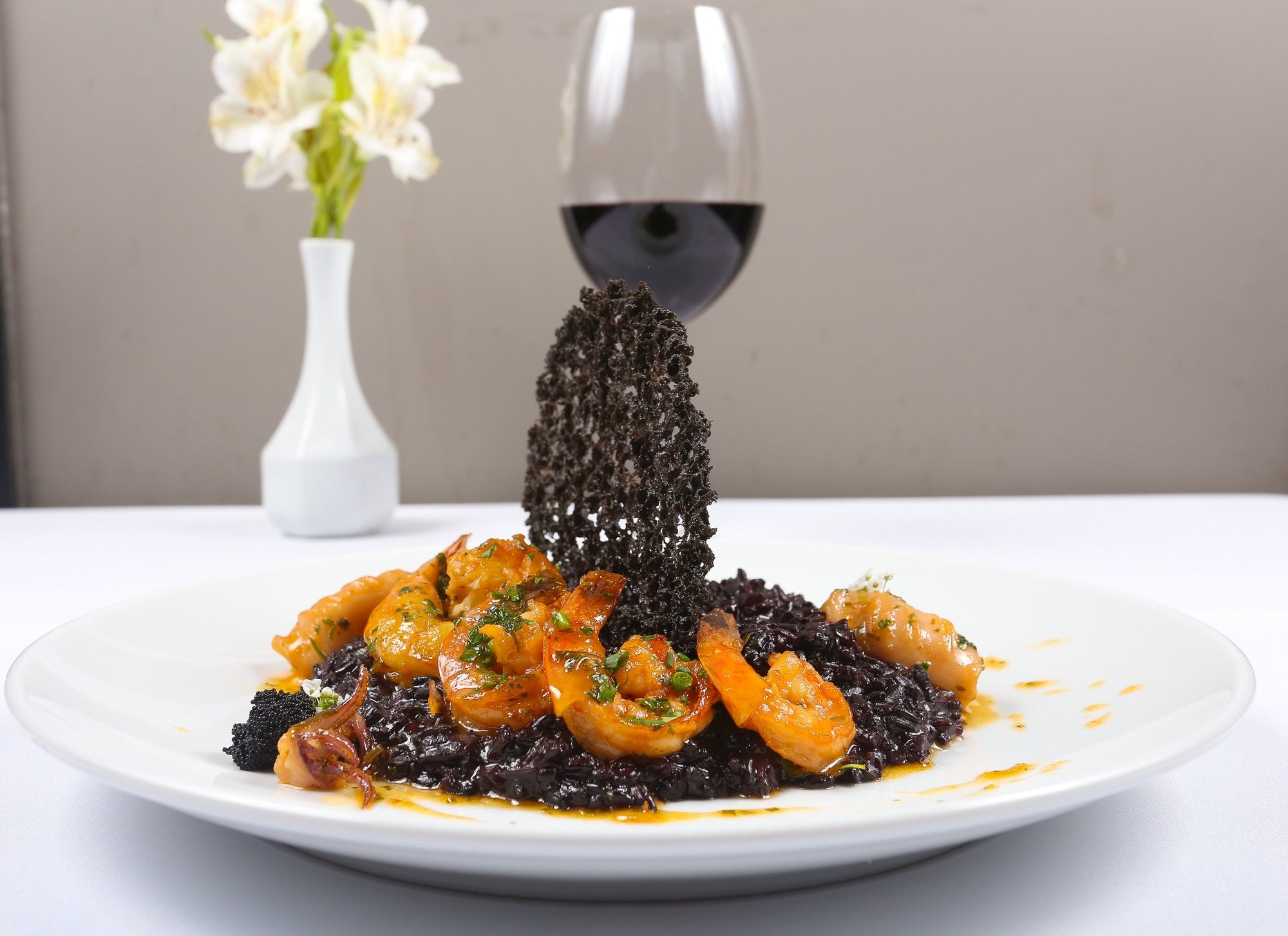 Camarão e arroz negro, prato do C La Vie. Foto: Divulgação Camarão e arroz negro, prato do C La Vie. Foto: Divulgação