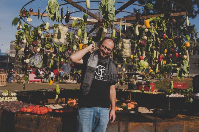 Chef Marcos Livi à frente de seu carrossel de carnes e legumes, onde os alimentos são assados lentamente com as brasas no chão. Foto: Divulgação Chef Marcos Livi à frente de seu carrossel de carnes e legumes, onde os alimentos são assados lentamente com as brasas no chão. Foto: Divulgação