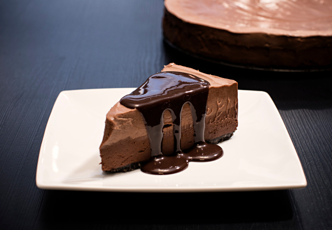 Cheesecake Black Sense, do +55 tem uma camada de chocolate ao leite e outra meio amargo. Foto: Alexandre Mazzo/Gazeta do Povo. Cheesecake Black Sense, do +55 tem uma camada de chocolate ao leite e outra meio amargo. Foto: Alexandre Mazzo/Gazeta do Povo.