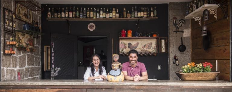 Maria e Izaq no balcão do deck em frente ao restaurante. Foto: Letícia Akemi/Bom Gourmet