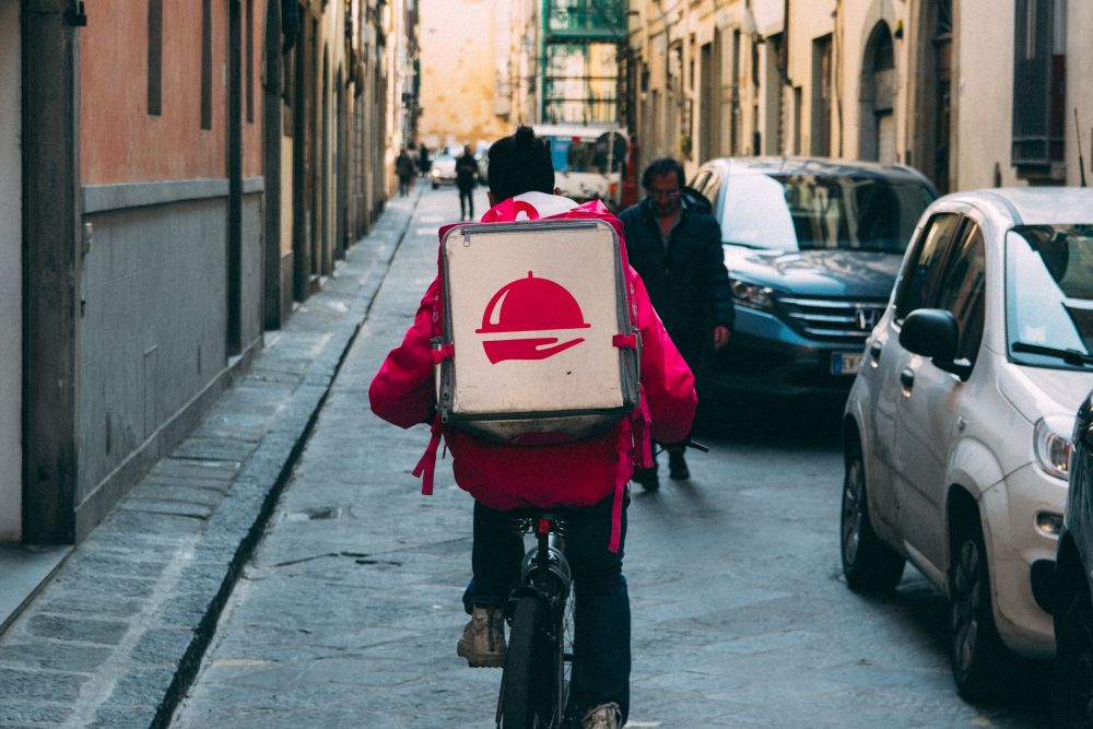 Delivery possibilita muitas experiências além da entrega de uma refeição em casa. Foto: Kai Pilger/Unsplash Delivery possibilita muitas experiências além da entrega de uma refeição em casa. Foto: Kai Pilger/Unsplash