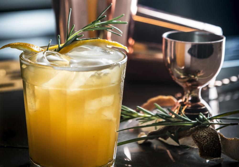 De preparo fácil, o Respect leva whisky e Aperol. Foto: Letícia Akemi/Gazeta do Povo. De preparo fácil, o Respect leva whisky e Aperol. Foto: Letícia Akemi/Gazeta do Povo.