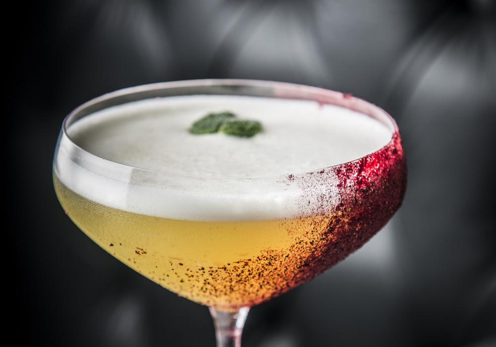 Vencedor do Prêmio Bom Gourmet 2019, o Teresa tem o Bourbon amenizado por frutas e infusões. Foto: Letícia Akemi/Gazeta do Povo. Vencedor do Prêmio Bom Gourmet 2019, o Teresa tem o Bourbon amenizado por frutas e infusões. Foto: Letícia Akemi/Gazeta do Povo.