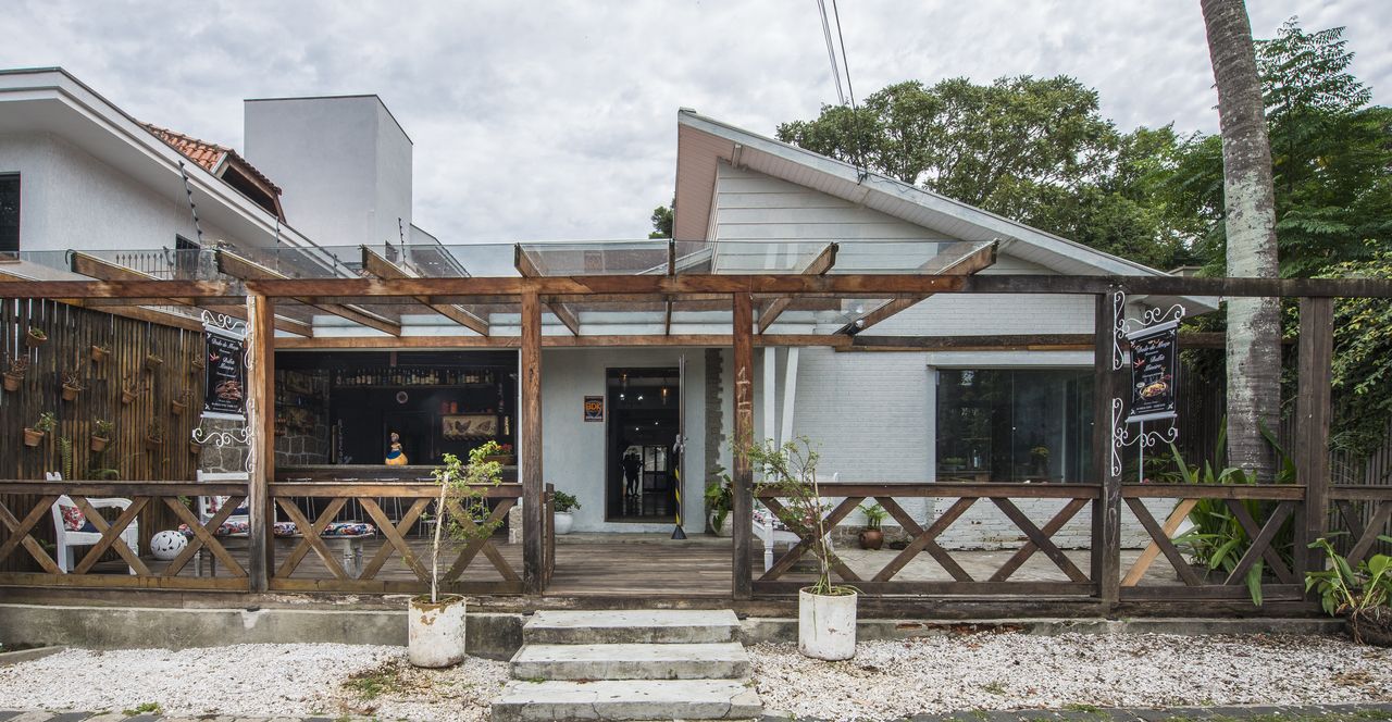 Fachada do novo restaurante Dedo de Moça, que aos poucos volta ao ritmo. Foto: Letícia Akemi/Bom Gourmet Fachada do novo restaurante Dedo de Moça, que aos poucos volta ao ritmo. Foto: Letícia Akemi/Bom Gourmet