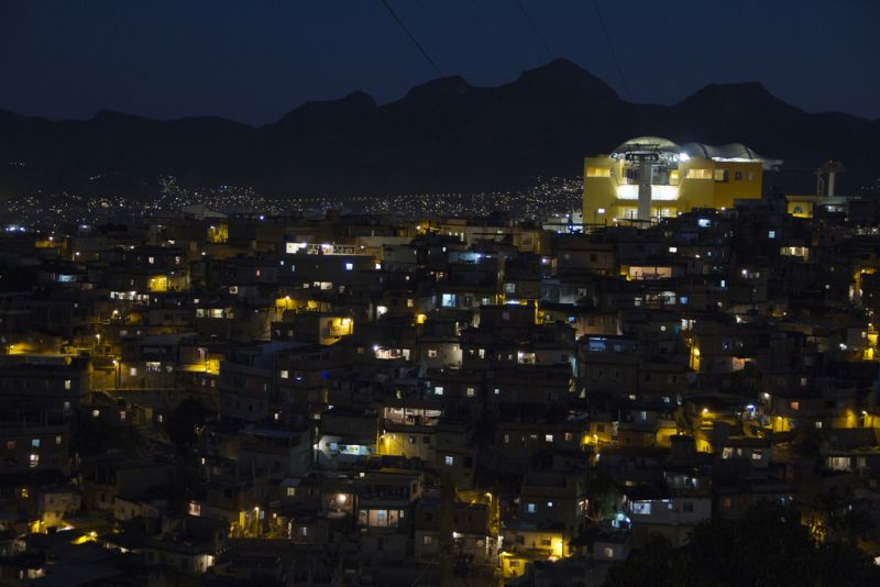 Vista noturna de uma das favelas do Complexo da Maré. Foto: Luiz Baltar/Flickr Vista noturna de uma das favelas do Complexo da Maré. Foto: Luiz Baltar/Flickr