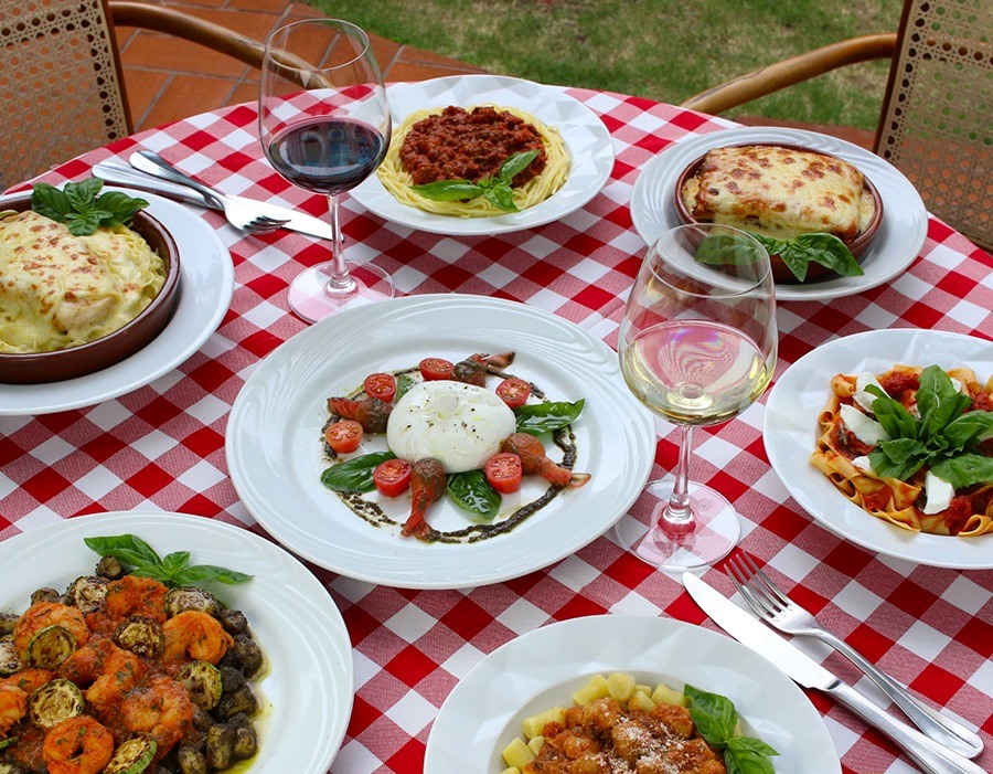 Pratos individuais do restaurante Macarronada Italiana: lasanhas, tagliarini, pappardelle, gnocchi e burrata ao centro. Foto: Divulgação Pratos individuais do restaurante Macarronada Italiana: lasanhas, tagliarini, pappardelle, gnocchi e burrata ao centro. Foto: Divulgação