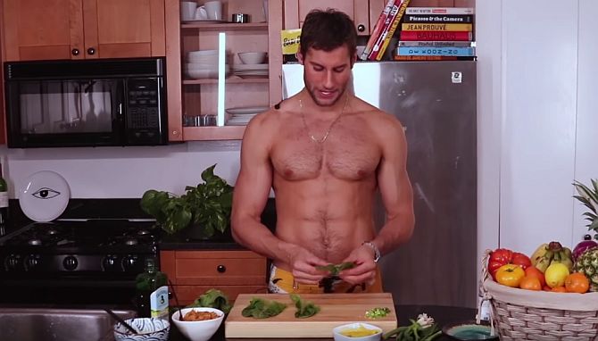 O cozinheiro e modelo peruano Franco Noriega, conhecido como o chef mais gato do mundo, vai abrir um quiosque com comidas de seu país de origem em Ipanema, no RJ. Foto: Reprodução YouTube O cozinheiro e modelo peruano Franco Noriega, conhecido como o chef mais gato do mundo, vai abrir um quiosque com comidas de seu país de origem em Ipanema, no RJ. Foto: Reprodução YouTube