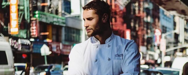 O cozinheiro e modelo peruano Franco Noriega, conhecido como o chef mais gato do mundo, vai abrir um quiosque com comidas de seu país de origem em Ipanema, no RJ. Foto: Reprodução Instagram
