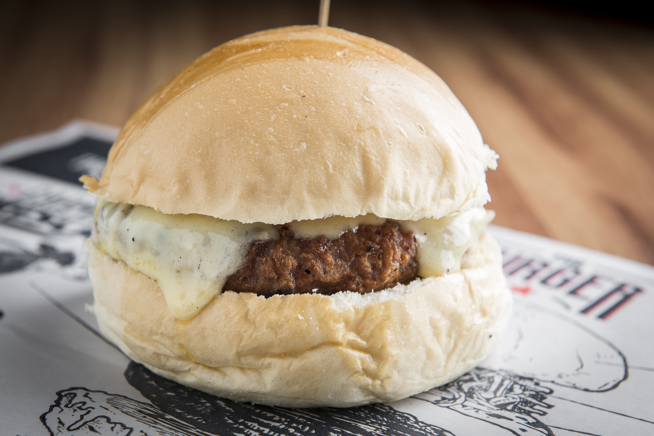 Cheeseburger feito com o hambúrguer Fazenda Futuro. Foto: Letícia Akemi/Gazeta do Povo Cheeseburger feito com o hambúrguer Fazenda Futuro. Foto: Letícia Akemi/Gazeta do Povo