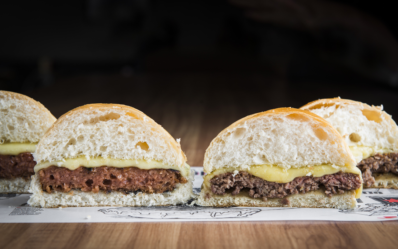 A título de comparação, à esquerda, o hambúrguer Fazenda Futuro. Ao lado, o de carne bovina. Foto: Letícia Akemi/Gazeta do Povo A título de comparação, à esquerda, o hambúrguer Fazenda Futuro. Ao lado, o de carne bovina. Foto: Letícia Akemi/Gazeta do Povo
