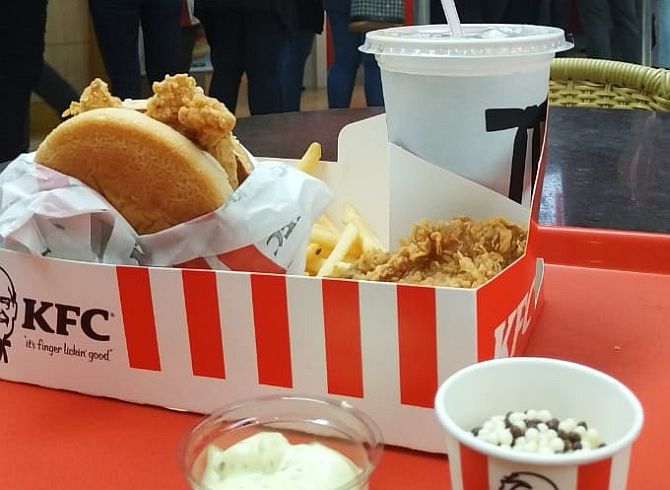 Big Box com sanduíche crocante, frango frito, batata e refrigerante. Ao lado, o "baldocinho", brigadeiro. Big Box com sanduíche crocante, frango frito, batata e refrigerante. Ao lado, o "baldocinho", brigadeiro.