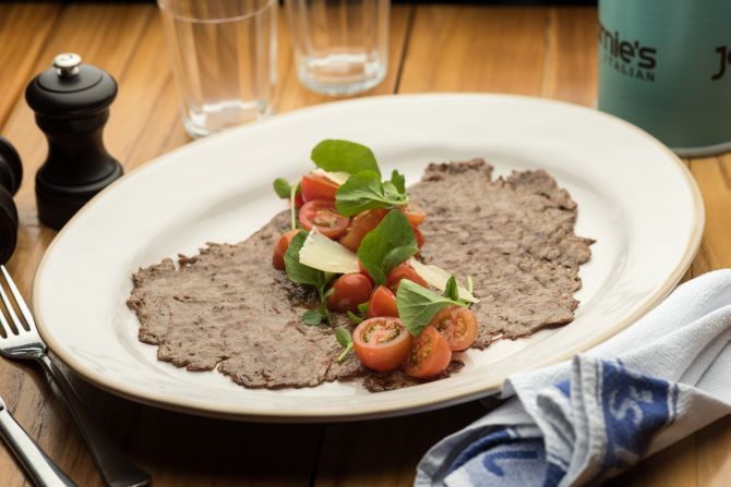 Paillard de miolo de alcatra: carne leva o selo Certified Humane Brasil. Tomates do interior do Paraná, rúcula hidropônica da região metropolitana de Curitiba e queijo do interior de SP. Foto: Fernando Zequinão/Arquivo Gazeta do Povo Paillard de miolo de alcatra: carne leva o selo Certified Humane Brasil. Tomates do interior do Paraná, rúcula hidropônica da região metropolitana de Curitiba e queijo do interior de SP. Foto: Fernando Zequinão/Arquivo Gazeta do Povo