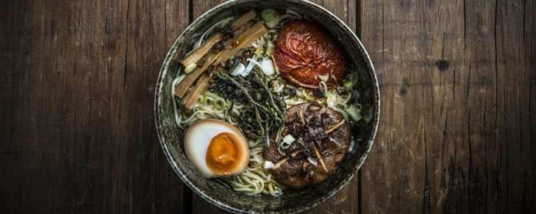 Bowl de lámen (ou rāmen), tradicional prato japonês feito com caldo, macarrão e outros ingredientes. Foto: Letícia Akemi / Bom Gourmet