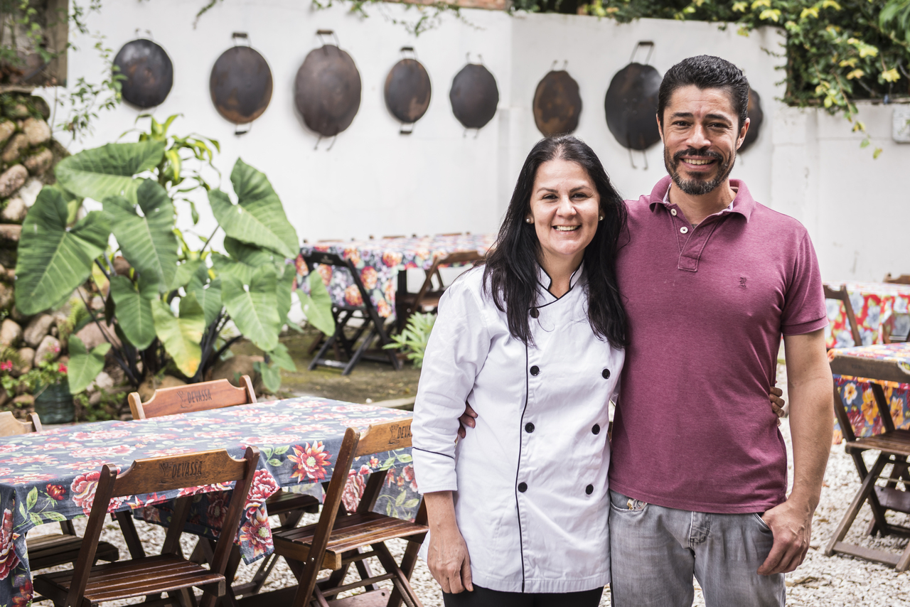 Maria e Izaq no quintal do novo Dedo de Moça -- discos de arado viraram decoração para lembrar a história. Foto: Letícia Akemi/Bom Gourmet Maria e Izaq no quintal do novo Dedo de Moça -- discos de arado viraram decoração para lembrar a história. Foto: Letícia Akemi/Bom Gourmet