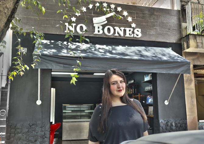 Marcella Izzo, chef proprietária do açougue vegano No Bones. A marca funciona como delivery com centros de distribuição em quatro cidades: São Paulo (SP), Curitiba (PR), Itajubá (MG) e Niterói (RJ). Recentemente, entrou para a rede de supermercados Pão de Açúcar. Foto: Divulgação Marcella Izzo, chef proprietária do açougue vegano No Bones. A marca funciona como delivery com centros de distribuição em quatro cidades: São Paulo (SP), Curitiba (PR), Itajubá (MG) e Niterói (RJ). Recentemente, entrou para a rede de supermercados Pão de Açúcar. Foto: Divulgação
