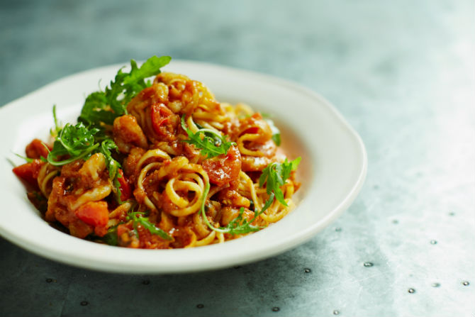 Linguini de camarões: a massa é feita diariamente no restaurante com trigo italiano, camarões de cativeiro da GeneSeas, molho de tomate com passata italiana e finalizado com rúcula hidropônica da região metropolitana de Curitiba. Foto: Matt Russell/Divulgação Linguini de camarões: a massa é feita diariamente no restaurante com trigo italiano, camarões de cativeiro da GeneSeas, molho de tomate com passata italiana e finalizado com rúcula hidropônica da região metropolitana de Curitiba. Foto: Matt Russell/Divulgação