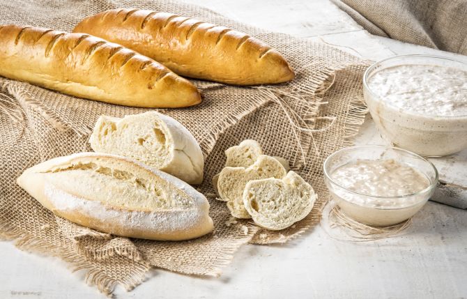 Pães feitos com levain ficam com a casca crocante e aroma maltado. A massa-mãe leva cinco dias para ficar pronta e deve ser alimentada diariamente. Após o segundo dia, é preciso mantê-la refrigerada. Foto: Letícia Akemi/Gazeta do Povo Pães feitos com levain ficam com a casca crocante e aroma maltado. A massa-mãe leva cinco dias para ficar pronta e deve ser alimentada diariamente. Após o segundo dia, é preciso mantê-la refrigerada. Foto: Letícia Akemi/Gazeta do Povo