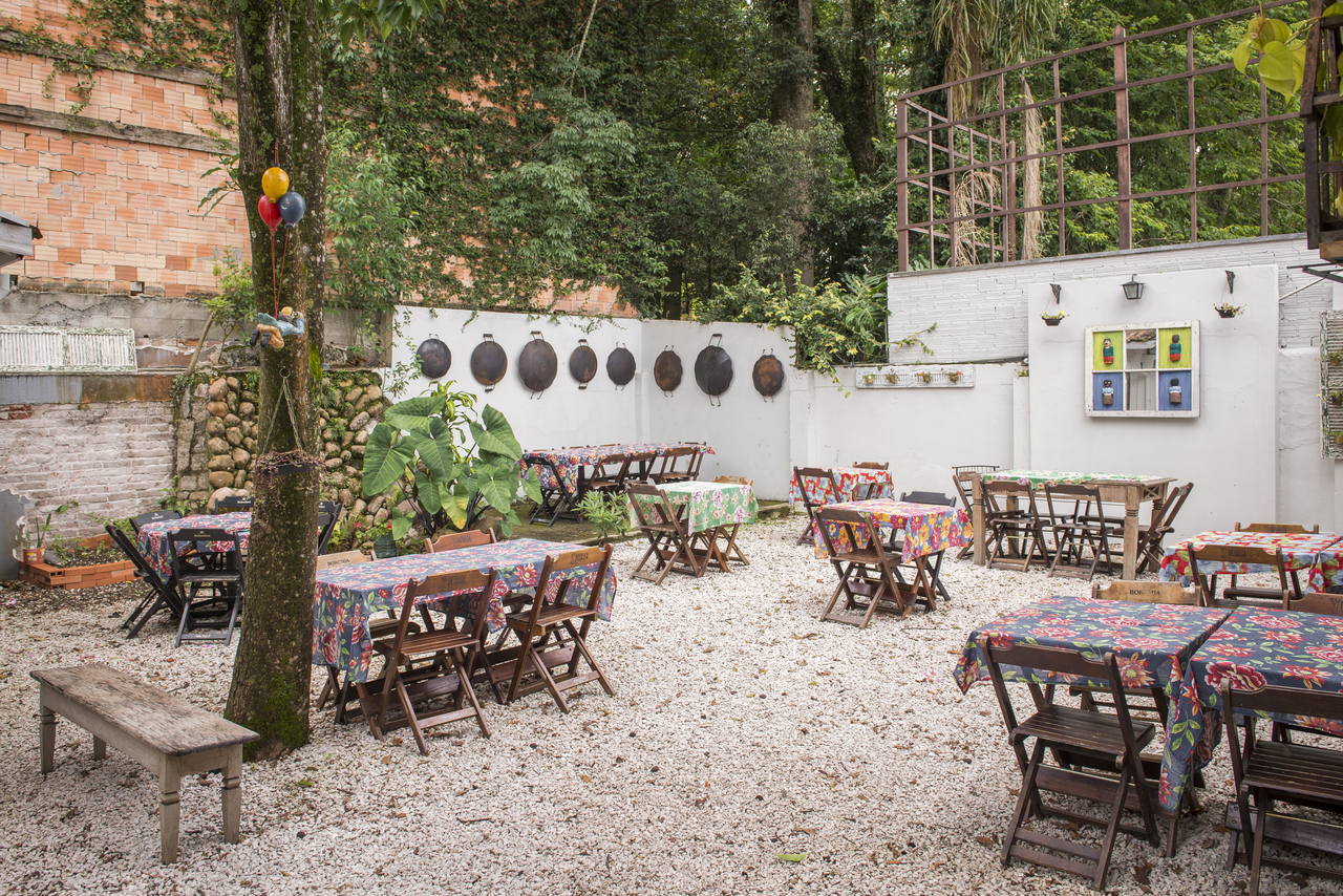 No quintal, a decoração reutiliza elementos que "sobreviveram" ao incêndio, como o disco de arado, canequinhas de ágata e panelinhas do buffet. Foto: Letícia Akemi/Bom Gourmet No quintal, a decoração reutiliza elementos que "sobreviveram" ao incêndio, como o disco de arado, canequinhas de ágata e panelinhas do buffet. Foto: Letícia Akemi/Bom Gourmet