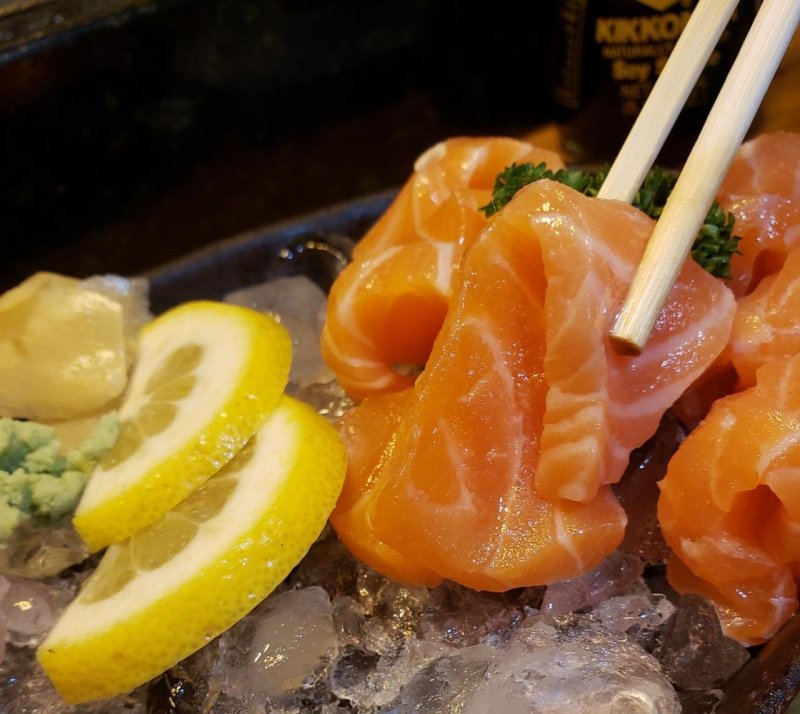 Sashimi de salmão do Z. Sushi Lounge Bar. Foto: Divulgação Sashimi de salmão do Z. Sushi Lounge Bar. Foto: Divulgação