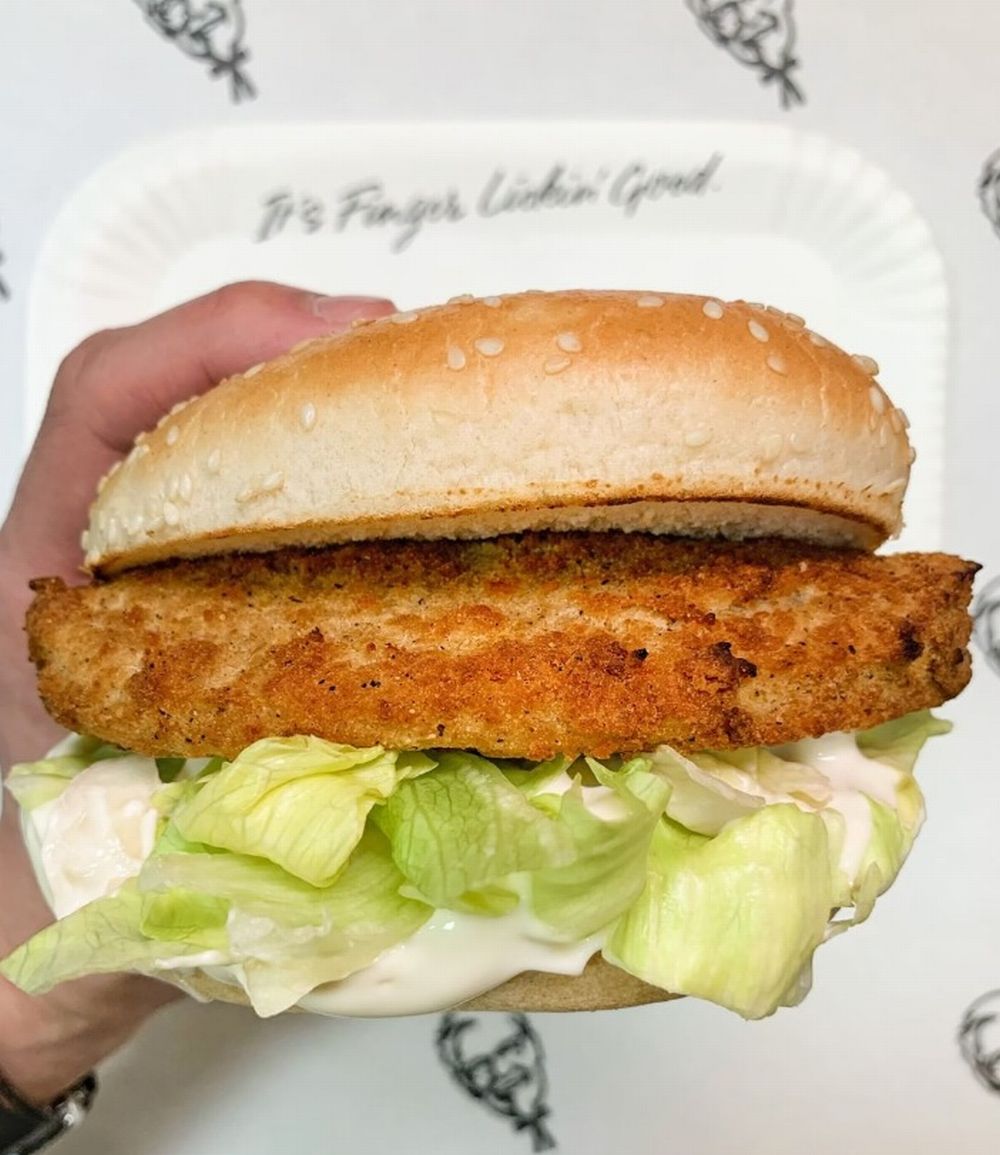 Feito a partir de micoproteína, obtida por um fungo, e outras bases vegetais, o Zero Chicken é o novo sanduíche vegano do KFC. Foto: Reprodução / Instagram Feito a partir de micoproteína, obtida por um fungo, e outras bases vegetais, o Zero Chicken é o novo sanduíche vegano do KFC. Foto: Reprodução / Instagram