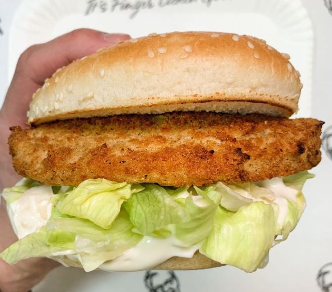 Sanduíche de frango vegano do KFC. Foto: Reprodução / Instagram Sanduíche de frango vegano do KFC. Foto: Reprodução / Instagram