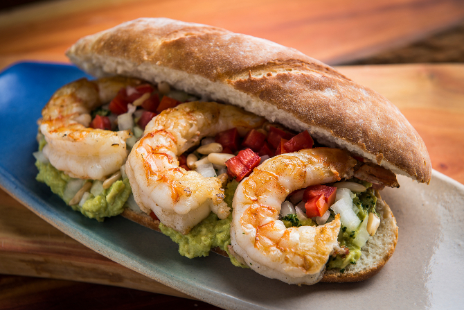 Pão de limão siciliano,
camarão rosa, guacamole e pinolis, do chef André
Raulino, do Pescara. Foto: Pão de limão siciliano,
camarão rosa, guacamole e pinolis, do chef André
Raulino, do Pescara. Foto: