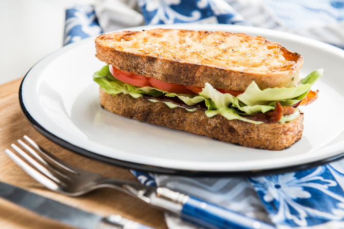 BLT no pão italiano
artesanal servido com
bacon, alface, tomate e
maionese de ervas, d´A
Casa de Antonia. Insumos
simples, mas de qualidade,
fazem toda a diferença. BLT no pão italiano
artesanal servido com
bacon, alface, tomate e
maionese de ervas, d´A
Casa de Antonia. Insumos
simples, mas de qualidade,
fazem toda a diferença.