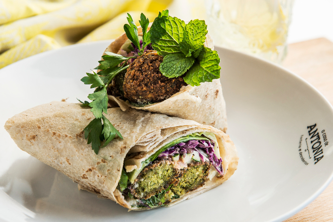 Sanduíche de Falafel servido no pão
com alface, repolho roxo, ervas, tomate
e pepino japonês picadinhos, d´A Casa
de Antonia. Acompanha molho de
tahine e iogurte. Foto: Leticia Akemi/Gazeta do Povo Sanduíche de Falafel servido no pão
com alface, repolho roxo, ervas, tomate
e pepino japonês picadinhos, d´A Casa
de Antonia. Acompanha molho de
tahine e iogurte. Foto: Leticia Akemi/Gazeta do Povo