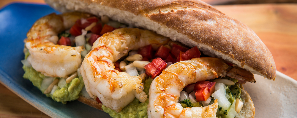 Sanduíches: combinações dignas de chefs para fazer em casa Pão de limão siciliano,
camarão rosa, guacamole e pinolis, do chef André
Raulino, do Pescara. Foto: