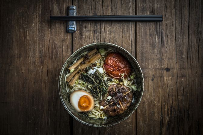De origem chinesa, o lámen (ou rāmen) se tornou um dos pratos mais tradicionais no Japão. É servido em uma tigela com um caldo rico, macarrão e ingredientes que podem variar entre si. Ovo cozido e chashu (fatia fina de carne de porco) aparecem com frequência na composição. Foto: Letícia Akemi / Bom Gourmet De origem chinesa, o lámen (ou rāmen) se tornou um dos pratos mais tradicionais no Japão. É servido em uma tigela com um caldo rico, macarrão e ingredientes que podem variar entre si. Ovo cozido e chashu (fatia fina de carne de porco) aparecem com frequência na composição. Foto: Letícia Akemi / Bom Gourmet