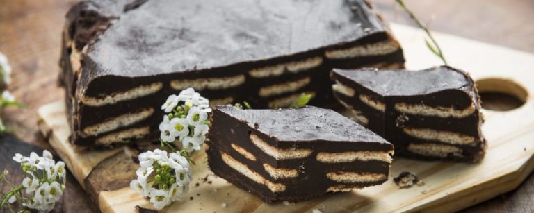 Torta de infância de chocolate com bolacha maisena. Foto: Letícia Akemi / Bom Gourmet