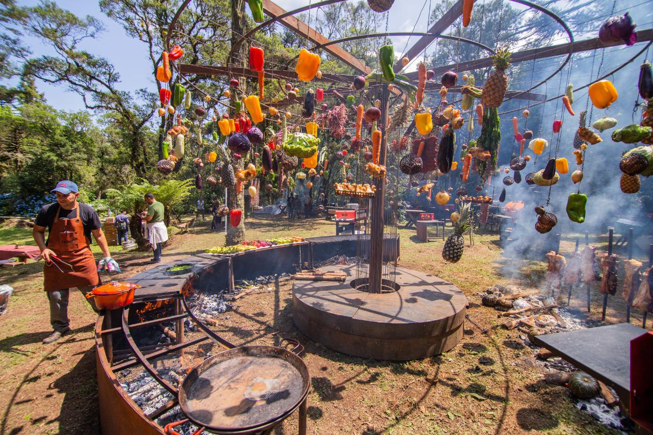 Tudo no fogo. Chefs preparam receitas típicas de seus países na Serra Gaúcha Tudo no fogo. Chefs preparam receitas típicas de seus países na Serra Gaúcha
