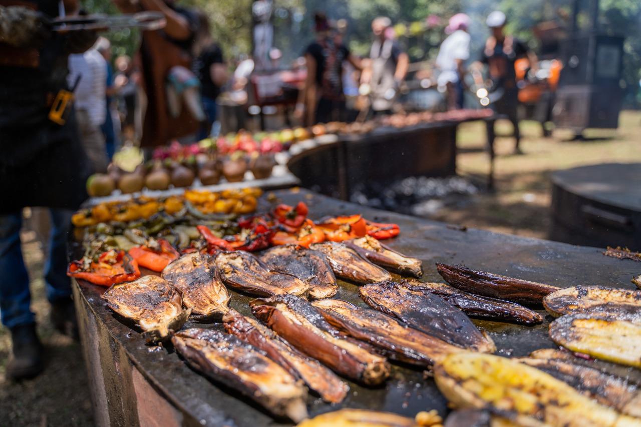Tudo no fogo. Chefs preparam receitas típicas de seus países na Serra Gaúcha Tudo no fogo. Chefs preparam receitas típicas de seus países na Serra Gaúcha