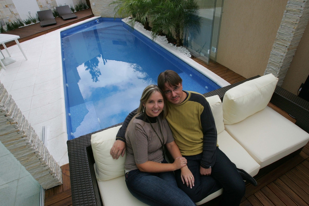 O casal Daniela e Marcelo Krahn resolveu reformar primeiro a área externa do sobrado (112 metros quadrados) para aproveitar o verão