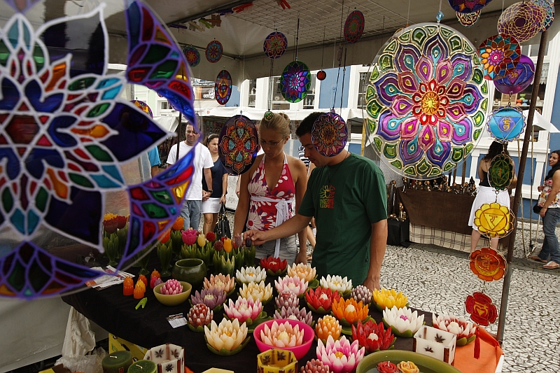 O casal Rafael Minoli e Cristina da Silva na feirinha do Largo da Ordem