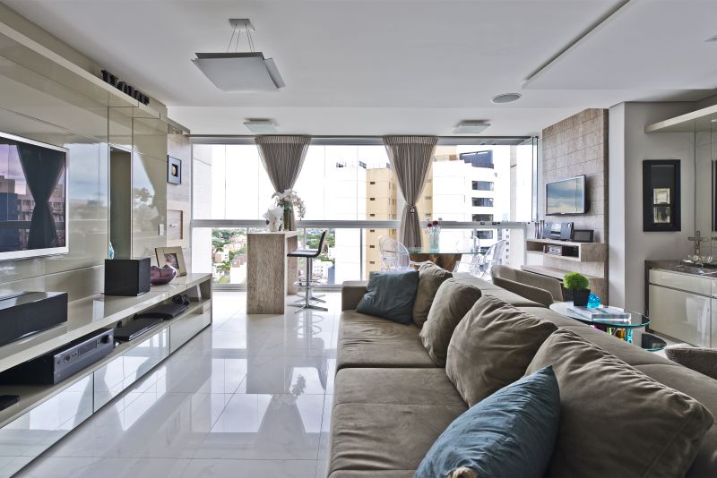 Para aproveitar ao máximo da sacada, Estér Kloss e Helaine Pinterich, da Esphera Arquitetura, tiraram parte da parede e nivelaram o piso com o da sala. O resultado é um espaço gourmet unido ao living e jantar. Um mix de texturas com a mesma nuance de cor é visto nos revestimentos e acabamentos dos móveis Para aproveitar ao máximo da sacada, Estér Kloss e Helaine Pinterich, da Esphera Arquitetura, tiraram parte da parede e nivelaram o piso com o da sala. O resultado é um espaço gourmet unido ao living e jantar. Um mix de texturas com a mesma nuance de cor é visto nos revestimentos e acabamentos dos móveis