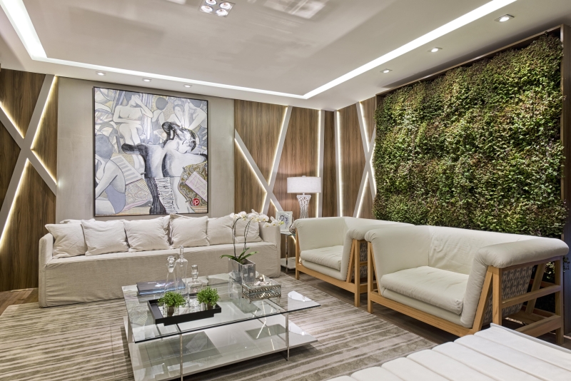 Parede interna recoberta por plantas, em projeto desenvolvido pelas arquitetas Fernanda Borio e Luciana Moura