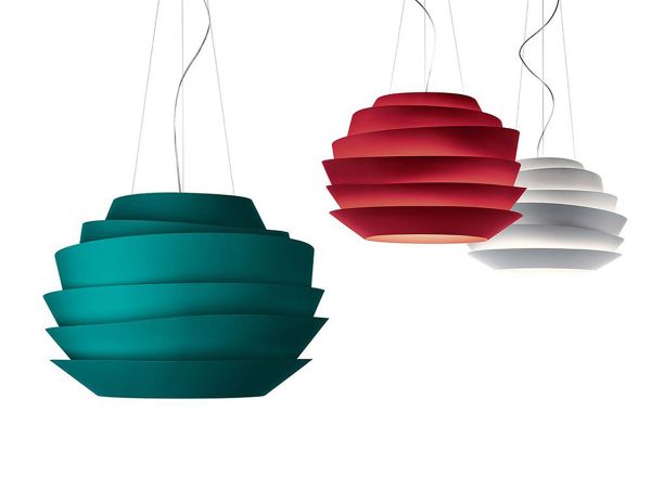 O pendente Le Soleil é fruto de uma reflexão de como se percebe a luz do sol pela manhã. Assinada pelo designer Vicente Garcia Gimenez para a conceituada marca italiana Foscarini, a peça proporciona luz indireta para cima e direta para baixo. Em policarbonato, tem três opções de cor e está disponível no showroom da Ideally Iluminação, Rua General Aristides Athayde Junior, 54, Bigorrilho.