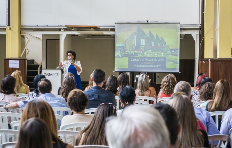 Marina Nessi conversa com profissionais em open house. Foto: Letícia Akemi/Gazeta do Povo