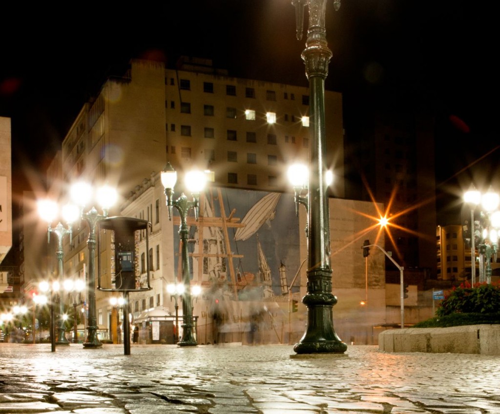 Linha do tempo mostra a evolução das luminárias de Curitiba e como elas mudaram o visual de ruas