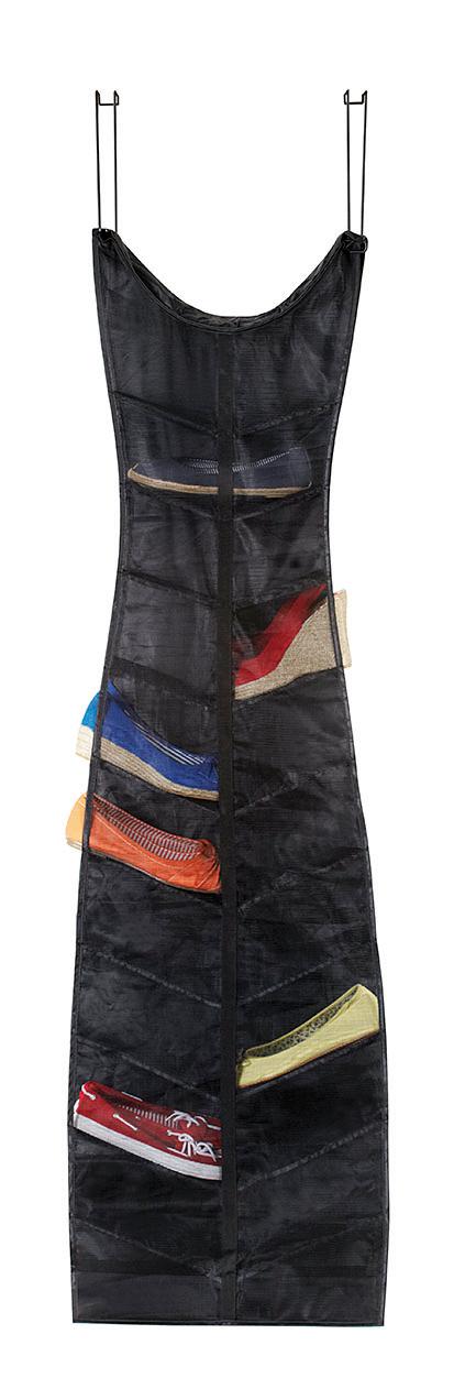 Black Dress, com dois ganchos de metal para pendurar na porta, acomoda 20 pares. Na OZ!, R$ 165,90 Black Dress, com dois ganchos de metal para pendurar na porta, acomoda 20 pares. Na OZ!, R$ 165,90