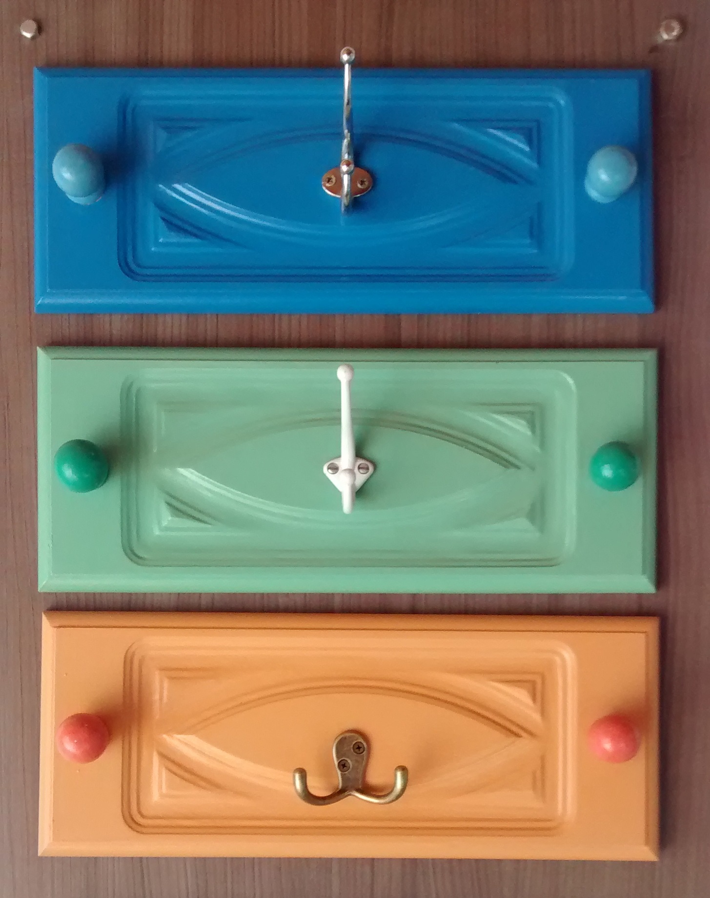 Frente de gaveta que virou cabideiro. Em diversas cores, R$ 45 a peça. Frente de gaveta que virou cabideiro. Em diversas cores, R$ 45 a peça.