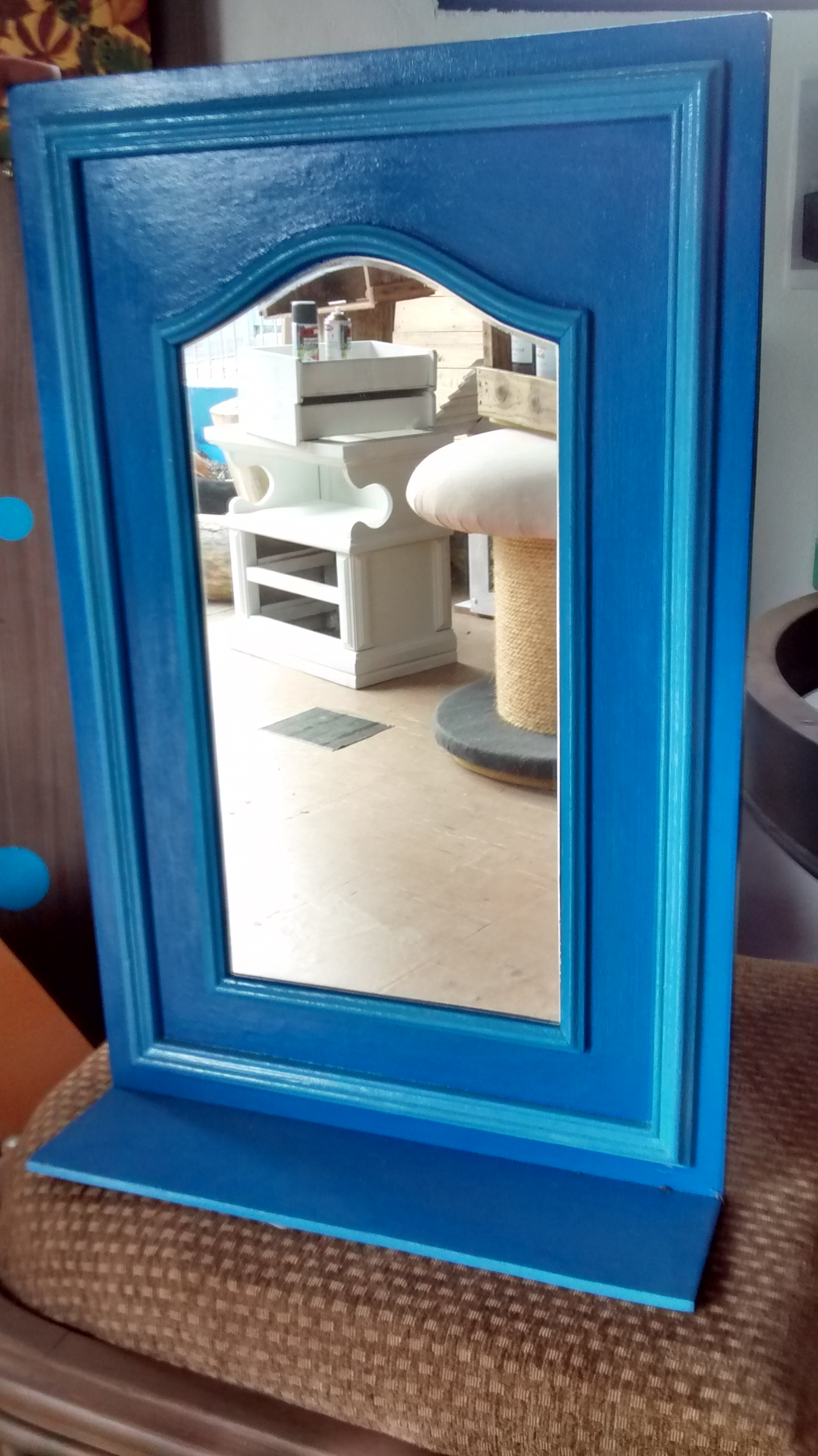 Porta de armário ganhou vida nova como espelho e sai por R$ 95. Porta de armário ganhou vida nova como espelho e sai por R$ 95.