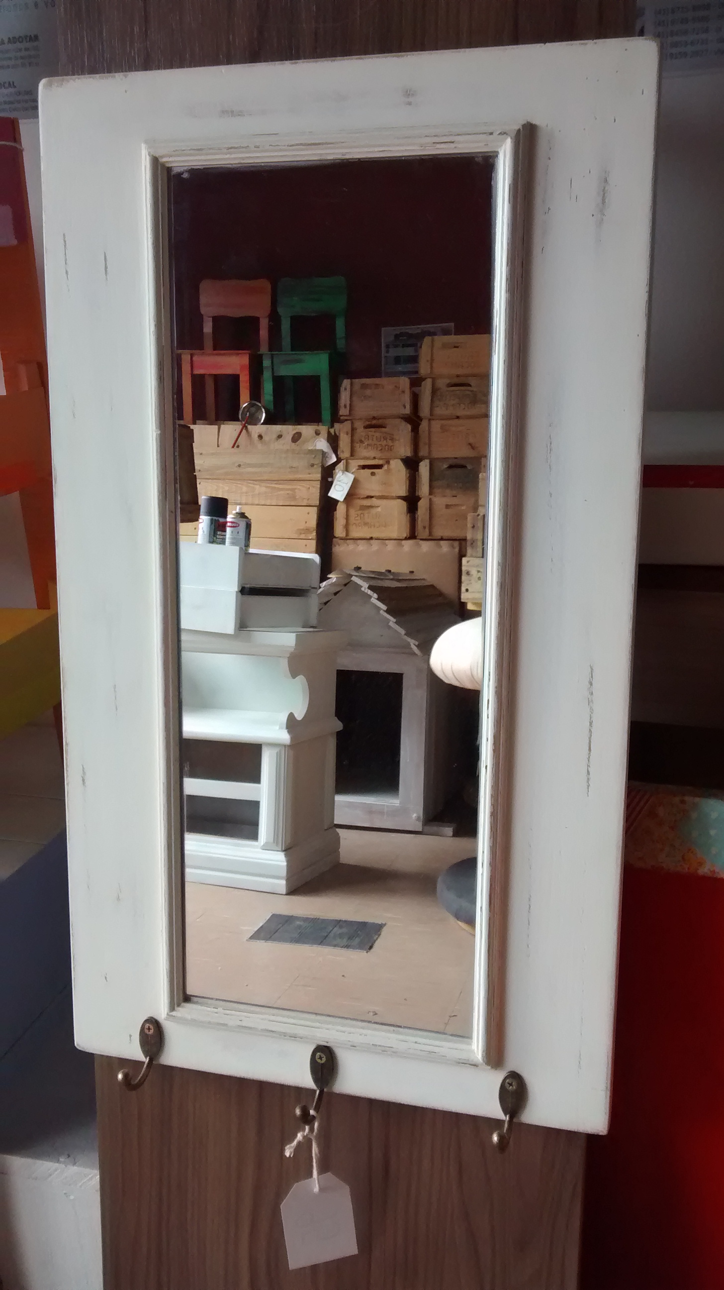 Porta de armário ganhou vida nova como espelho e sai por R$ 95. Porta de armário ganhou vida nova como espelho e sai por R$ 95.